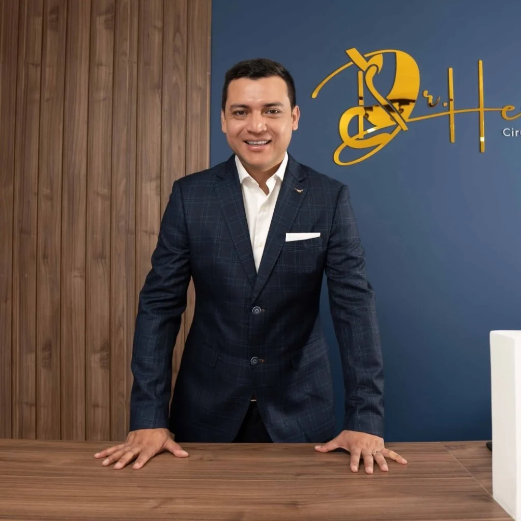 Dr. Wilmar Herrera, cirujano bariátrico, en su consultorio